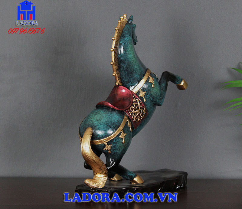 Tượng ngựa bài trí trong doanh nghiệp giúp doanh nghiệp phát triển vươn lên