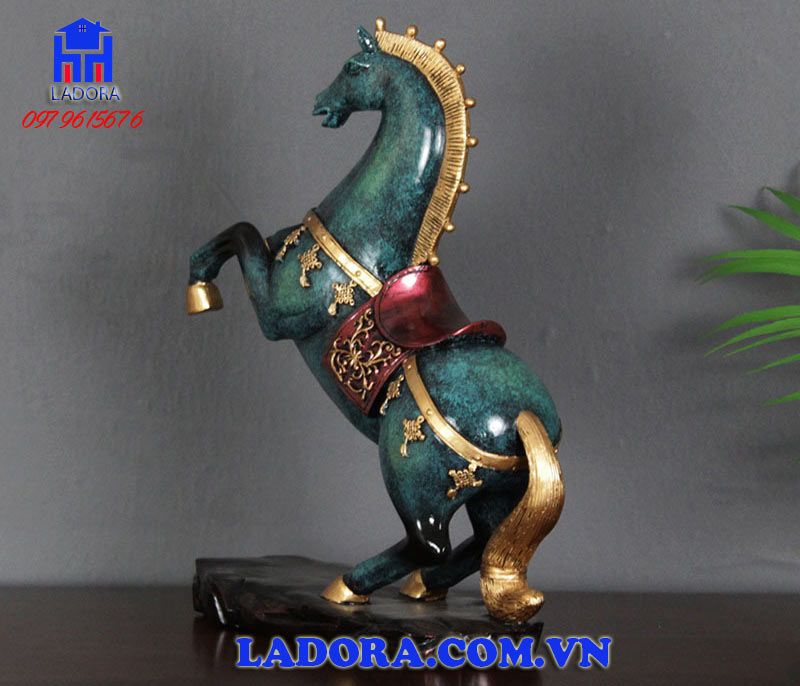 Tượng sản phẩm CV046 tại Ladora được làm từ đá đúc cao cấp