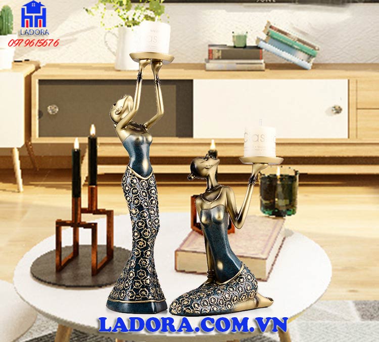 bộ chân nến các cô gái với những ngọn nến lung linh