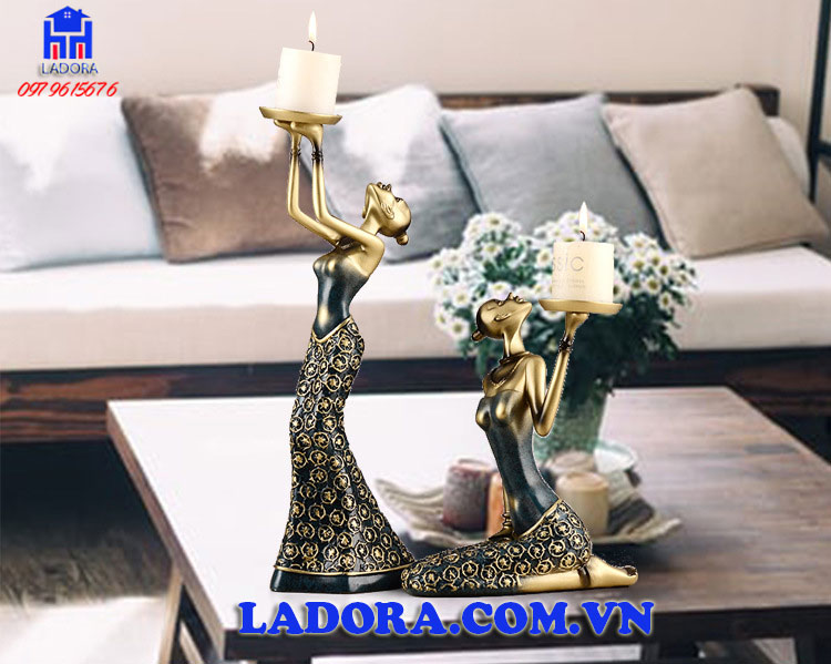 hình ảnh cô gái trong những bữa tiệc lớn của hoàng gia