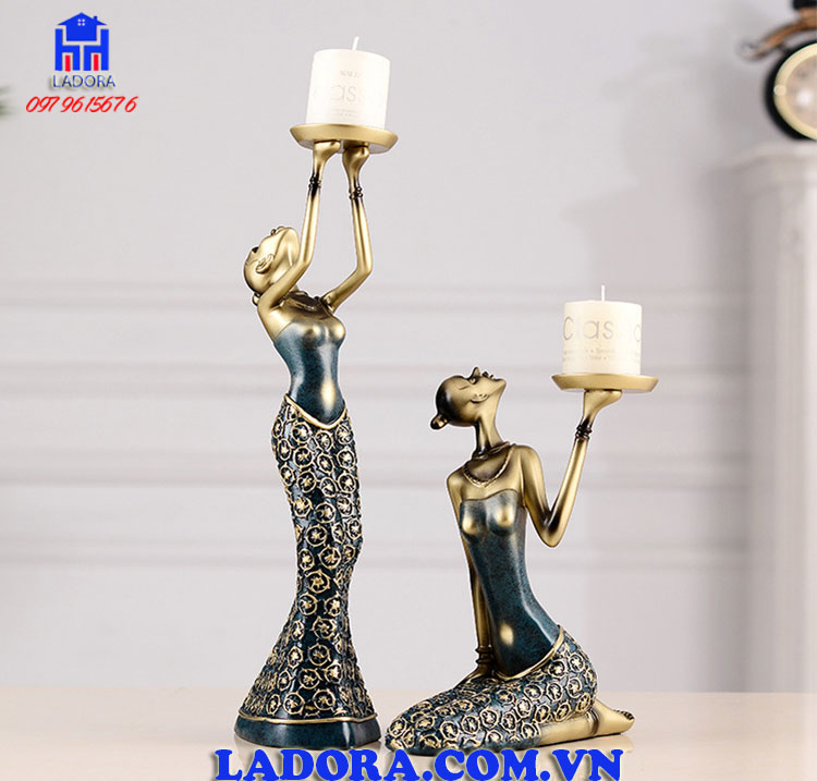 Chân nến với hình ảnh 2 cô gái đang say sưa trong điệu múa