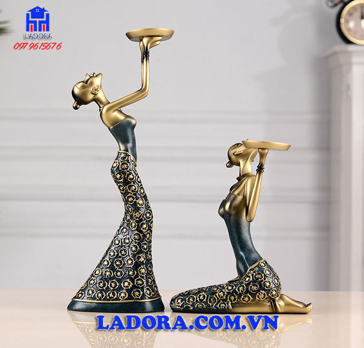 chân nến trang trí tạo nên vẻ đẹp tinh tế và lãng mạn