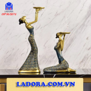 Cô gái xinh đẹp bên những ngọn nến trang trí tại ladora