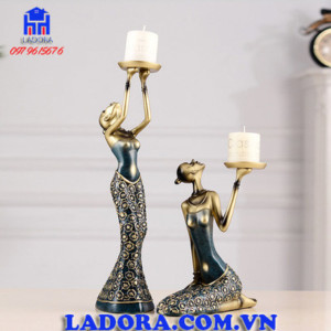 Cô gái xinh đẹp bên những ngọn nến trang trí tại ladora