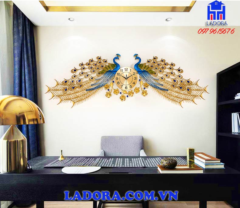 quà mừng tân gia thiết thực và ý nghĩa với đồng hồ con chim công