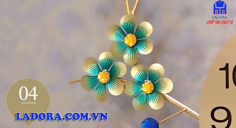 hoa văn tinh tế của đồng hồ con chim công