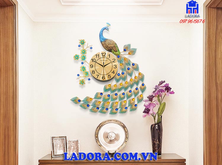 đồng hồ con công với chất liệu hợp kim cao cấp và màu sắc chân thật