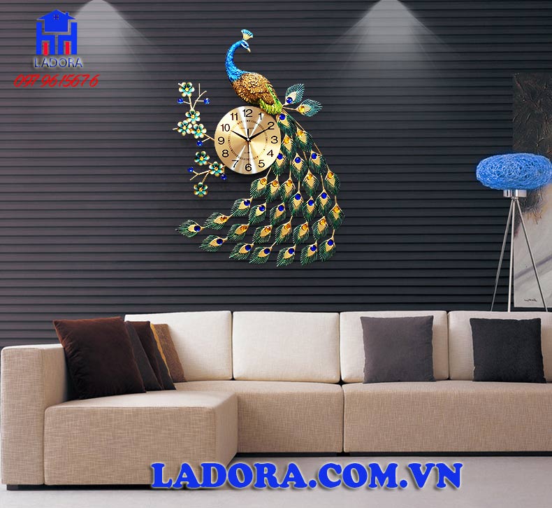 chim công còn gọi là chim khổng tước, tượng trưng cho quyền uy và quan lộc