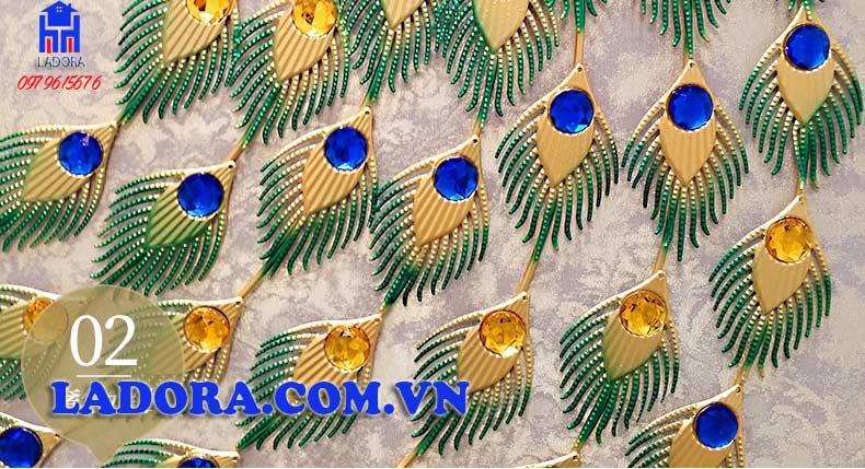 hình ảnh chi tiết trên chiếc đồng hồ con công