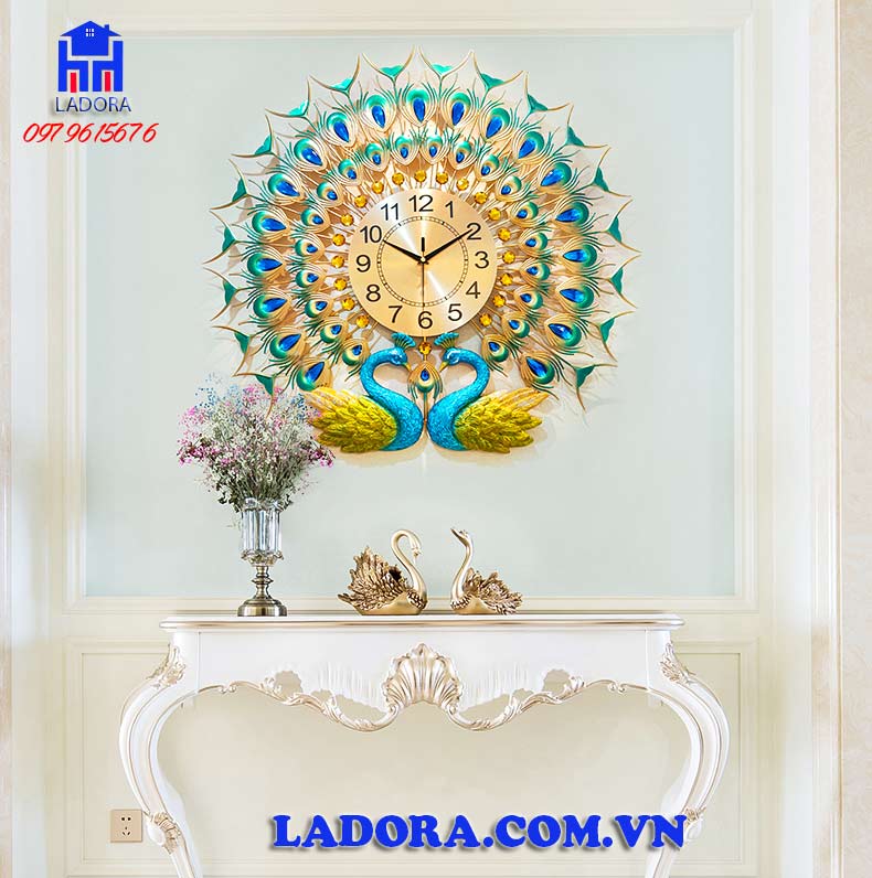 đồng hồ treo tường con chim công biểu tượng cho tình duyên và sự giàu có