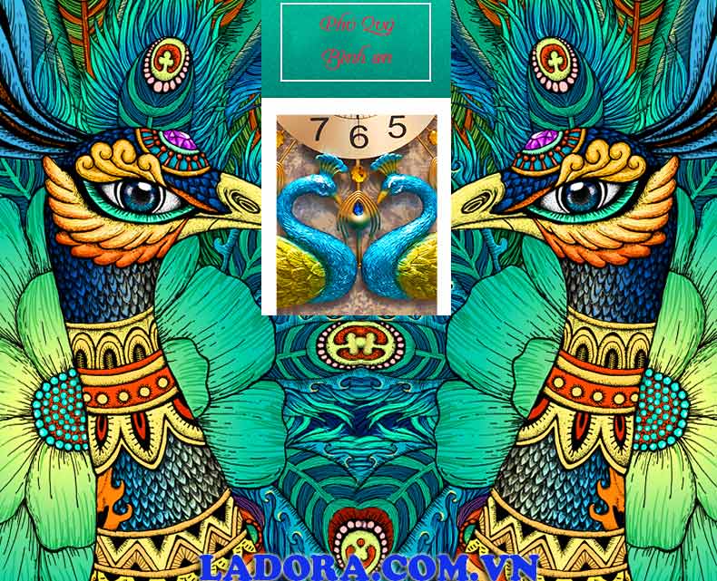 đồng hồ treo tường với hình ảnh đôi chim công giúp gắn kết các thành viên trong gia đình với nhau