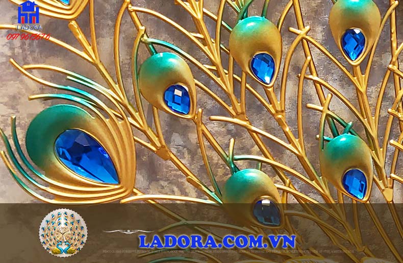 các chi tiết đồng hồ tinh xảo và sắc nét