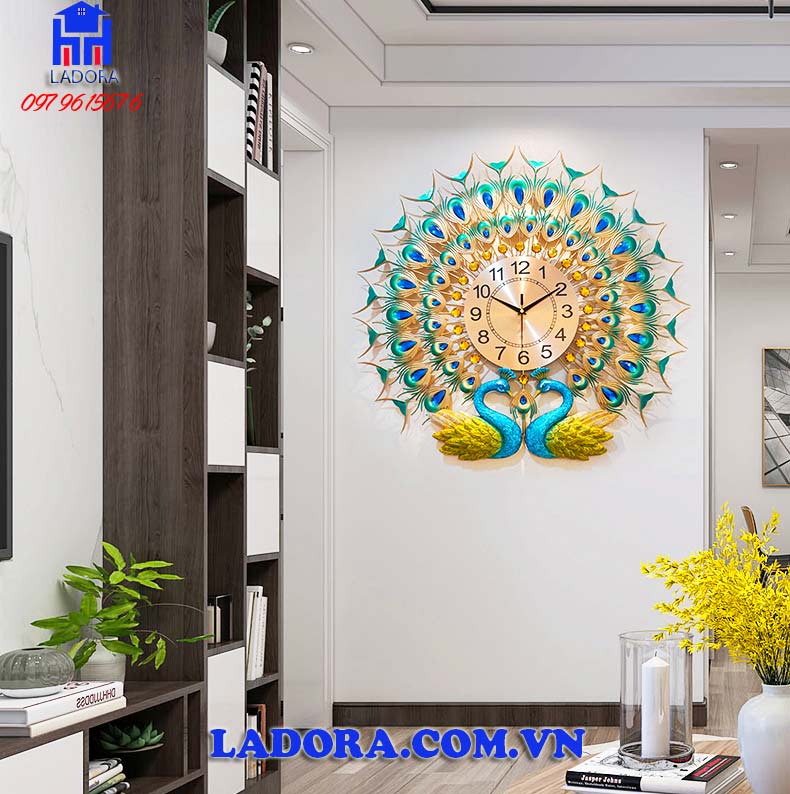 đồng hồ con chim công treo tường sẽ làm nổi bật không gian nội thất của bạn