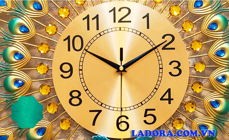 đồng hồ treo tường chim công với mặt số cực kỳ sắc nét và sang trọng