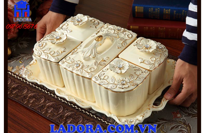 những chiếc hộp mứt riêng biệt đã tạo thành một chiếc khay mứt xinh đẹp và thanh lịch