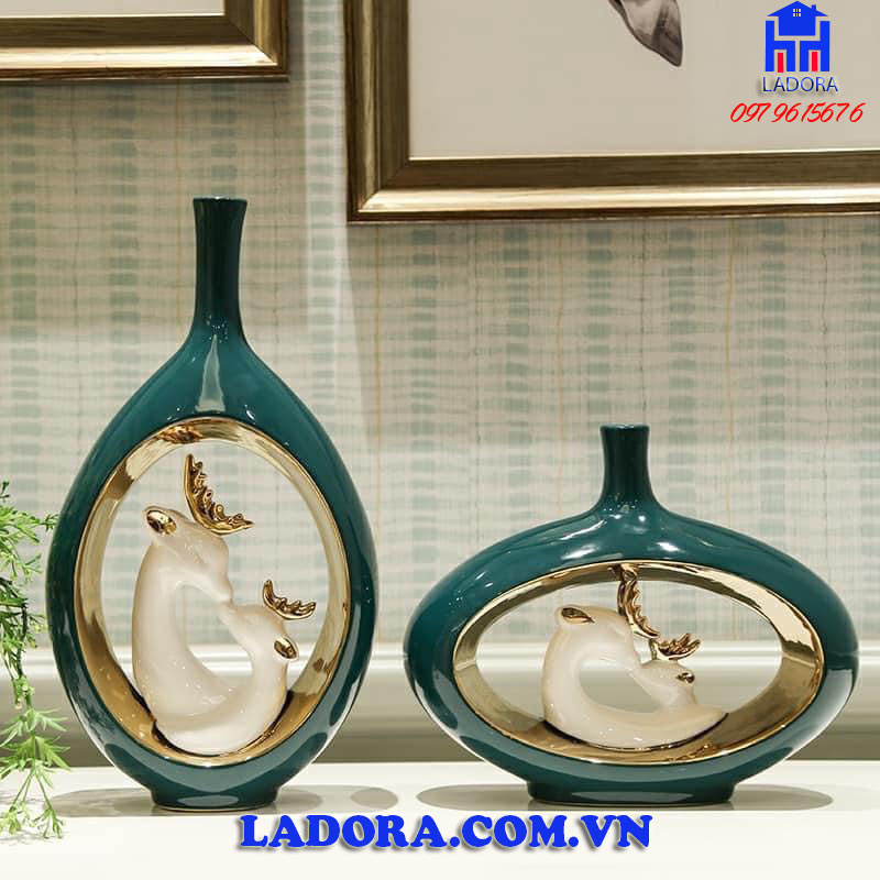 cặp lọ hoa trang trí với hình ảnh hươu bố hươu mẹ và con rất tình cảm và hạnh phúc