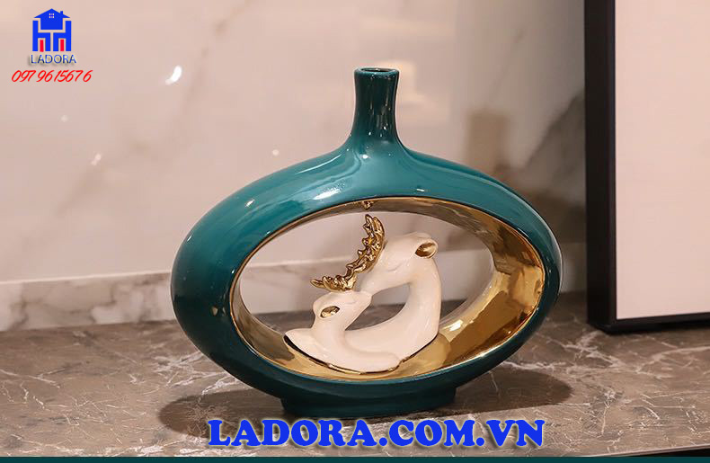 cặp lọ hoa với điểm nhấn là ô vòng tròn ở giữa và gia đình hươu ý nghĩa
