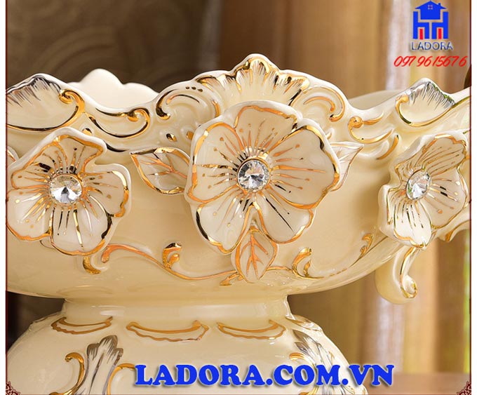 đĩa trái cây với hoa văn hết sức tinh tế