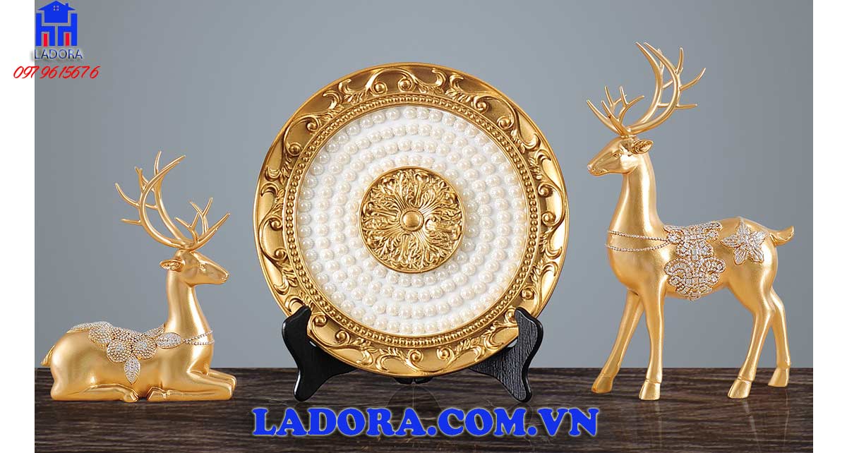 tượng đôi hươu cùng chiếc đĩa kết hợp tạo thành tác phẩm decor xuất sắc