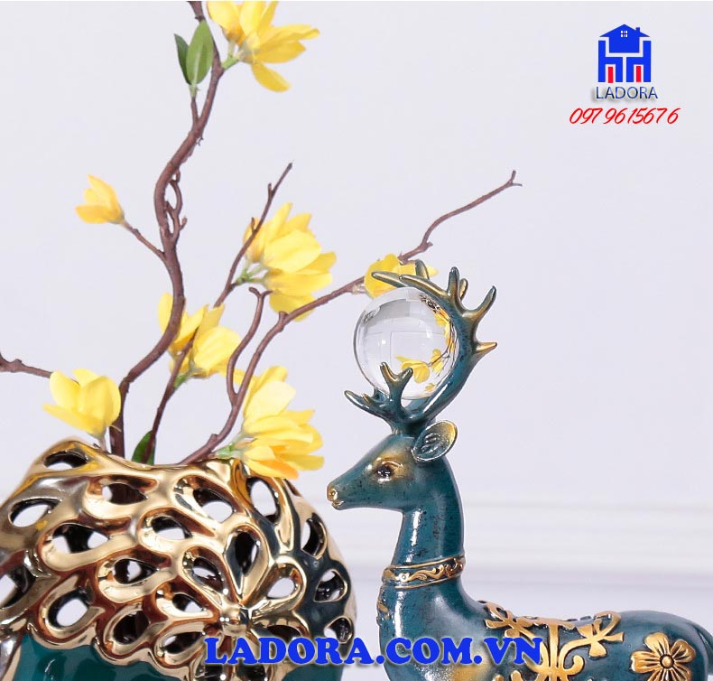 hươu trong tiếng Hán đồng âm với Lộc trong phúc lộc