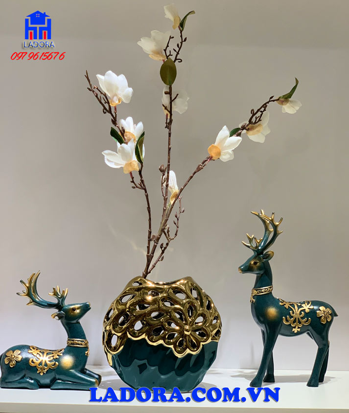 tượng hươu và hoa mai tượng trưng cho mùa xuân ấm áp và an lành