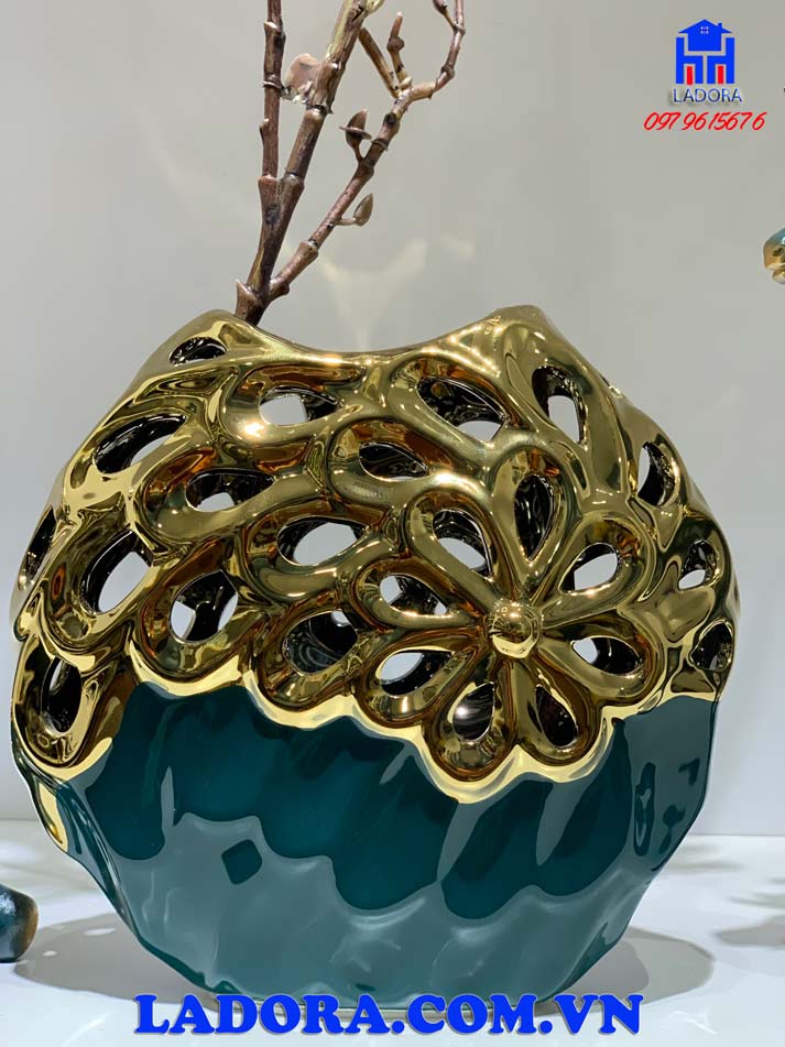 chiếc lọ hoa được làm từ chất liệu gốm sứ rất trang nhã và thanh lịch