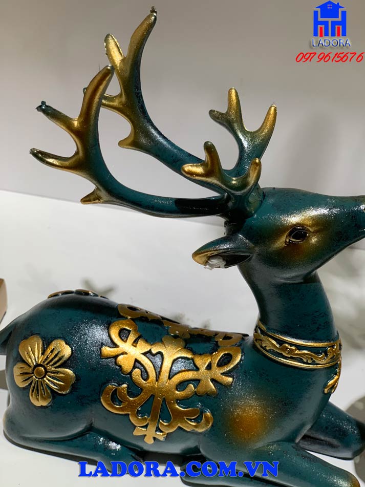 tượng hươu với nước sơn bóng đẹp không phai màu theo thời gian