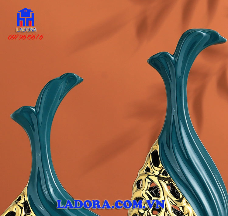 miệng bình gốm như bông hoa đang khoe sắc