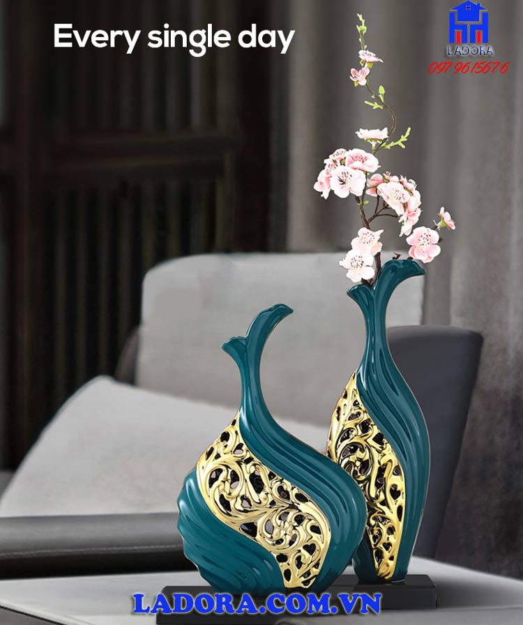 cặp bình gốm với dải vàng quấn quanh rất tinh tế và sang trọng