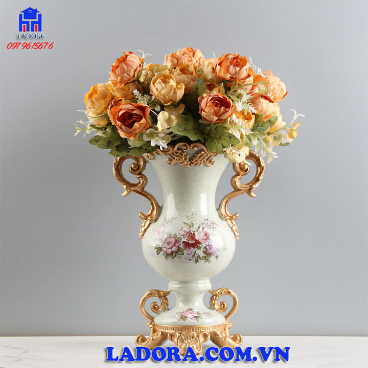 bình hoa với gam màu trắng pha lẫn màu xanh nhẹ nhàng và dịu dàng