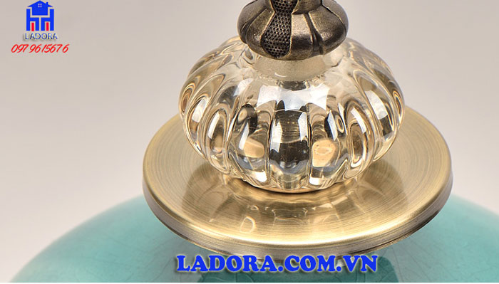 vật liệu thủy tinh tạo nên sự thanh lịch cho bộ lọ hoa