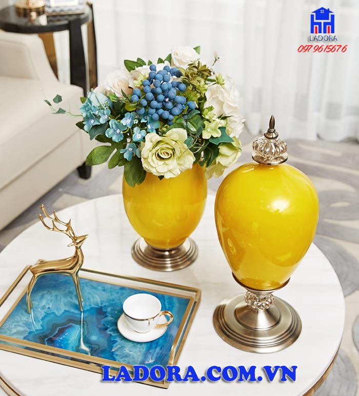 bộ lọ hoa decor với màu vàng rực rỡ và tràn đầy sức sống