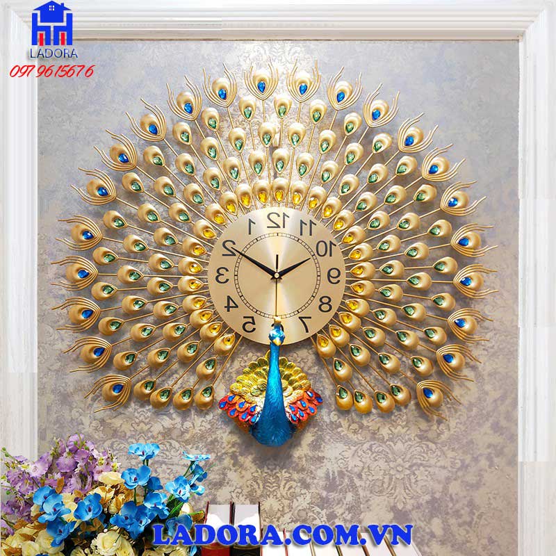 đồng hồ treo tường với hình ảnh chim công đem lại may mắn, bình an cho gia chủ
