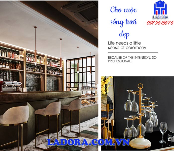 giá treo ly màu vàng biểu trưng cho quyền uy và cuộc sống sung túc thịnh vượng