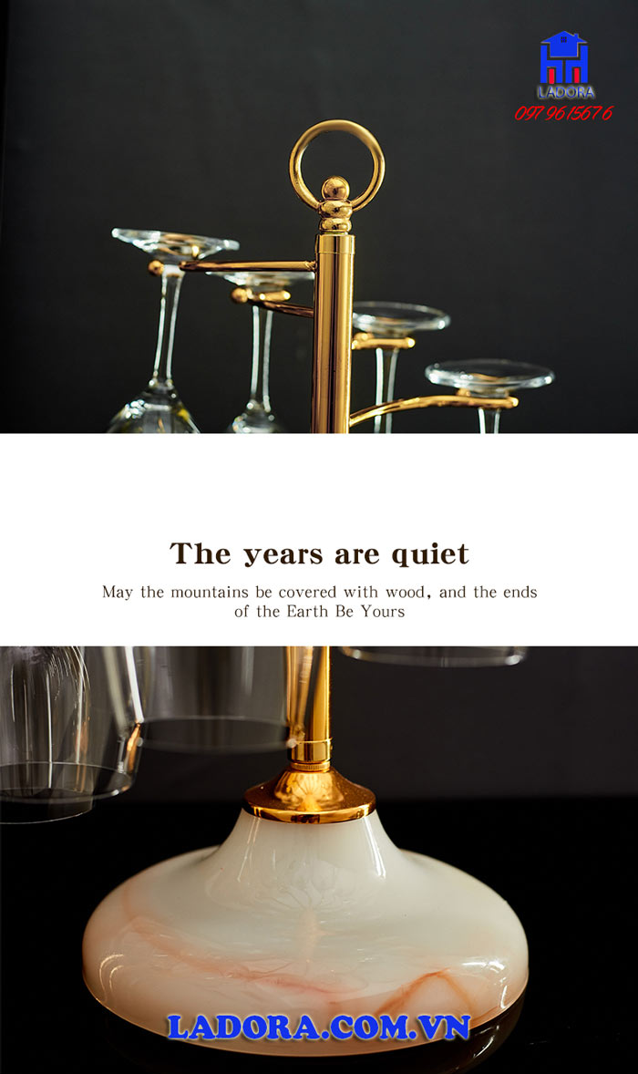 chiếc đế của giá treo ly được làm từ đá cẩm thạch cao cấp