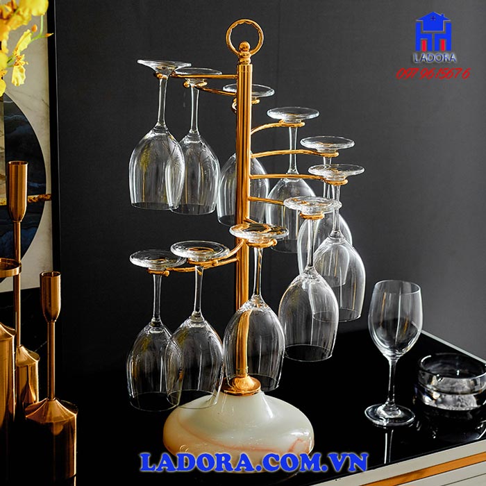 giá treo ly được thiết kệ tạo hình xoắn ốc lung linh và đẹp mắt