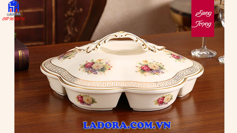 khay đựng mứt với dáng vẻ tròn trịa, đầy đặn và lớp men sáng bóng