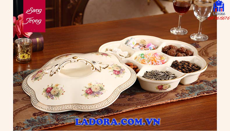 khay đựng bánh kẹo ngày tết cao cấp sẽ làm cho mứt kẹo ngon và hấp dẫn hơn