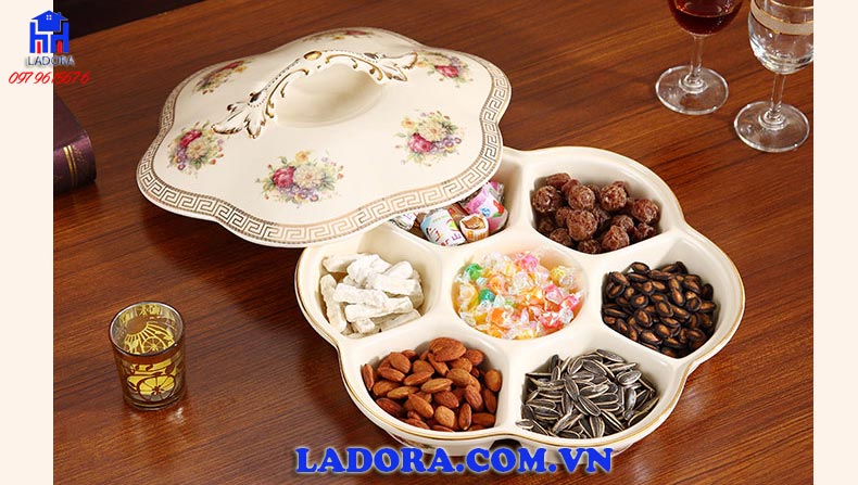 khay đựng bánh kẹo ngày tết để đón khách quý ấn tượng và xinh đẹp