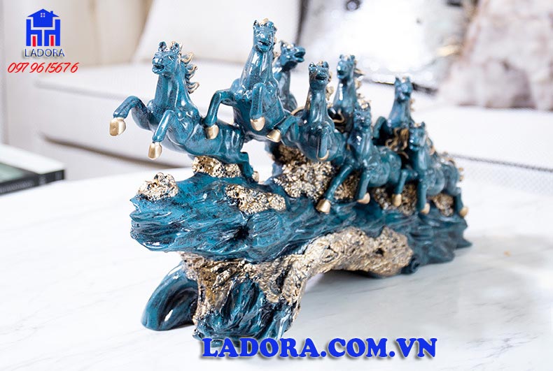 tượng ngựa phong thủy bát mã màu xanh tại ladora shop