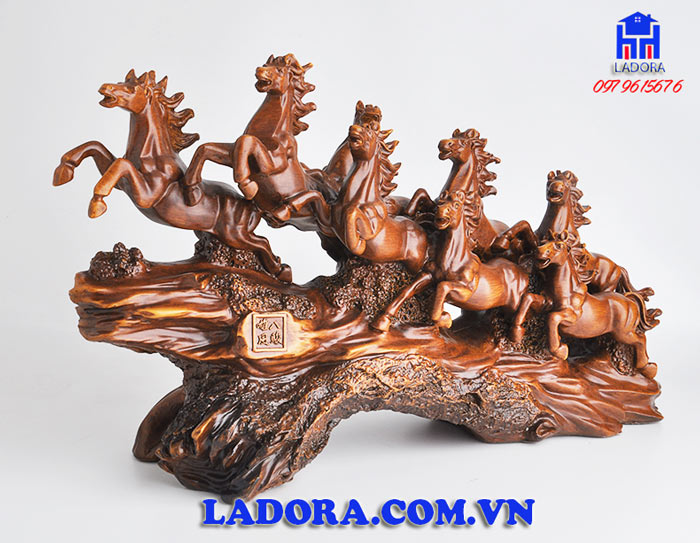 tượng ngựa trong phong thủy là biểu tượng của sức mạnh trí tuệ và thành công