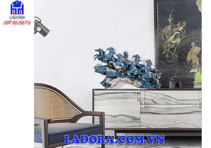 Tượng ngựa phong thủy bát mã được trưng bày trên kệ tivi, bàn làm việc