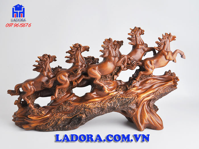 tượng bát mã truy phong vô cùng sống động tại ladora