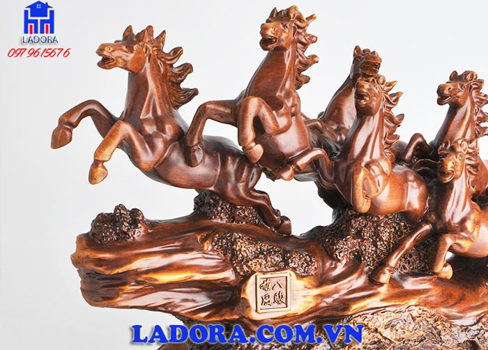 tượng bát mã truy phong vô cùng sống động tại ladora