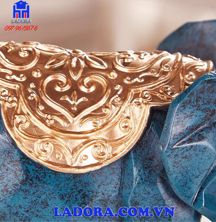 Những đường nét sống động và chân thực trên bộ tượng gia đình voi hạnh phúc tại Ladora shop.