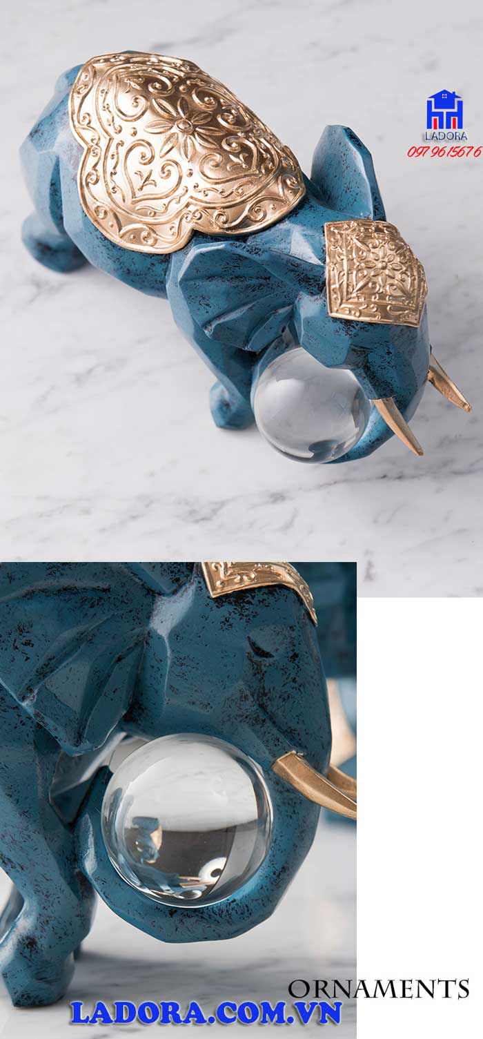 Những đường nét sống động và chân thực trên bộ tượng gia đình voi hạnh phúc tại Ladora shop.