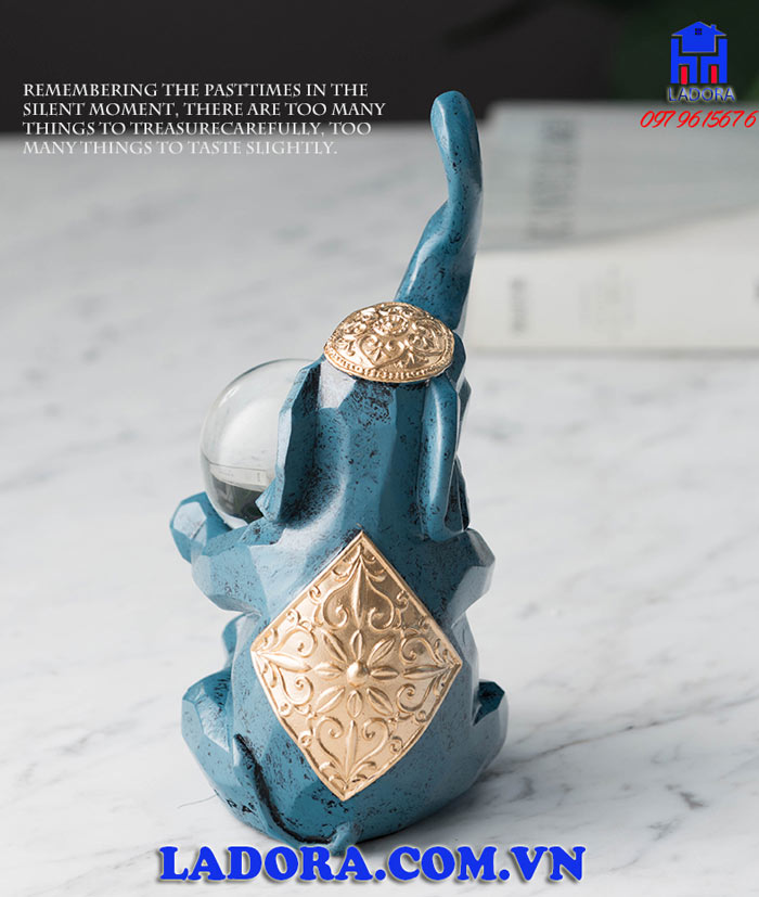 Những đường nét sống động và chân thực trên bộ tượng gia đình voi hạnh phúc tại Ladora shop.