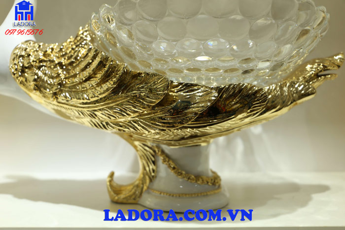 đĩa chim công màu vàng thể hiện quyền uy và giàu có