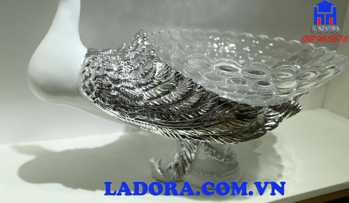 đĩa chim công màu bạc mang vẻ đẹp hết sức thuần khiết khi decor trang trí