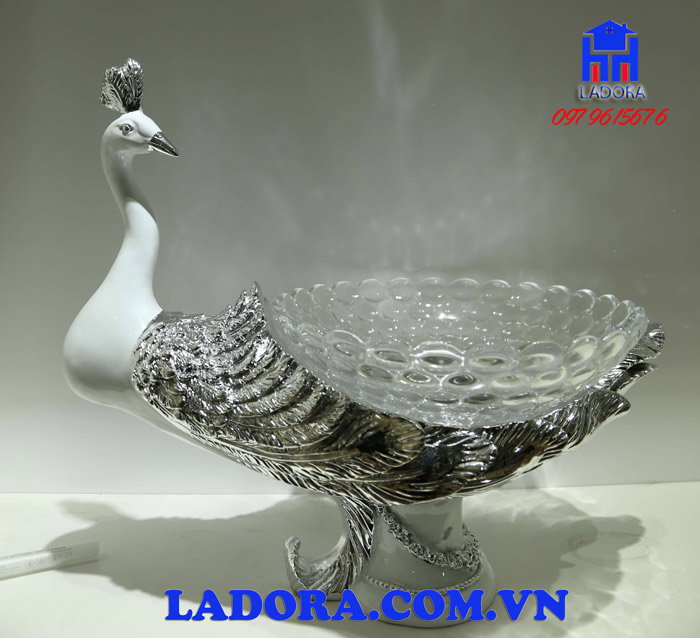 đĩa chim công màu bạc decor nhà tạo nên vẻ đẹp tinh tế và thanh nhã